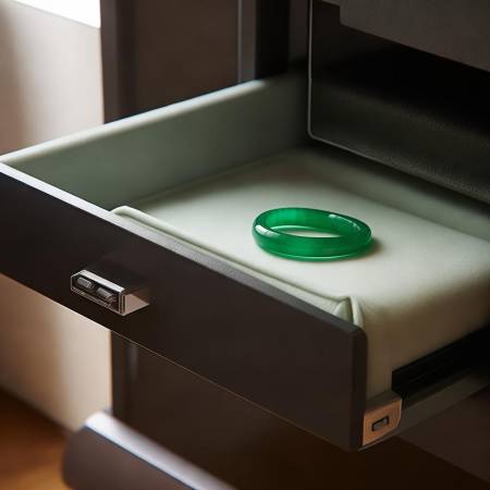 绿镯子宜单独存放,防火灾水灾。